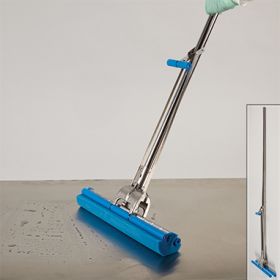 Self-wringing mop handle